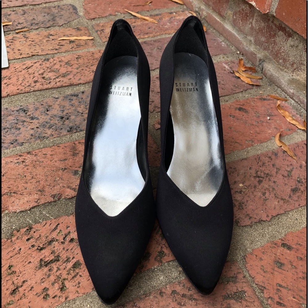 Stuart Weitzman satin pump. Size 8